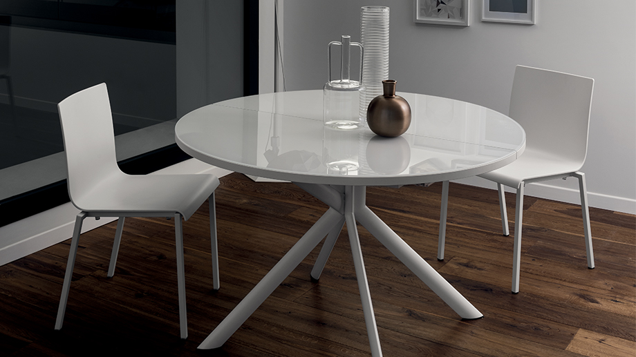 Round extendable dining table